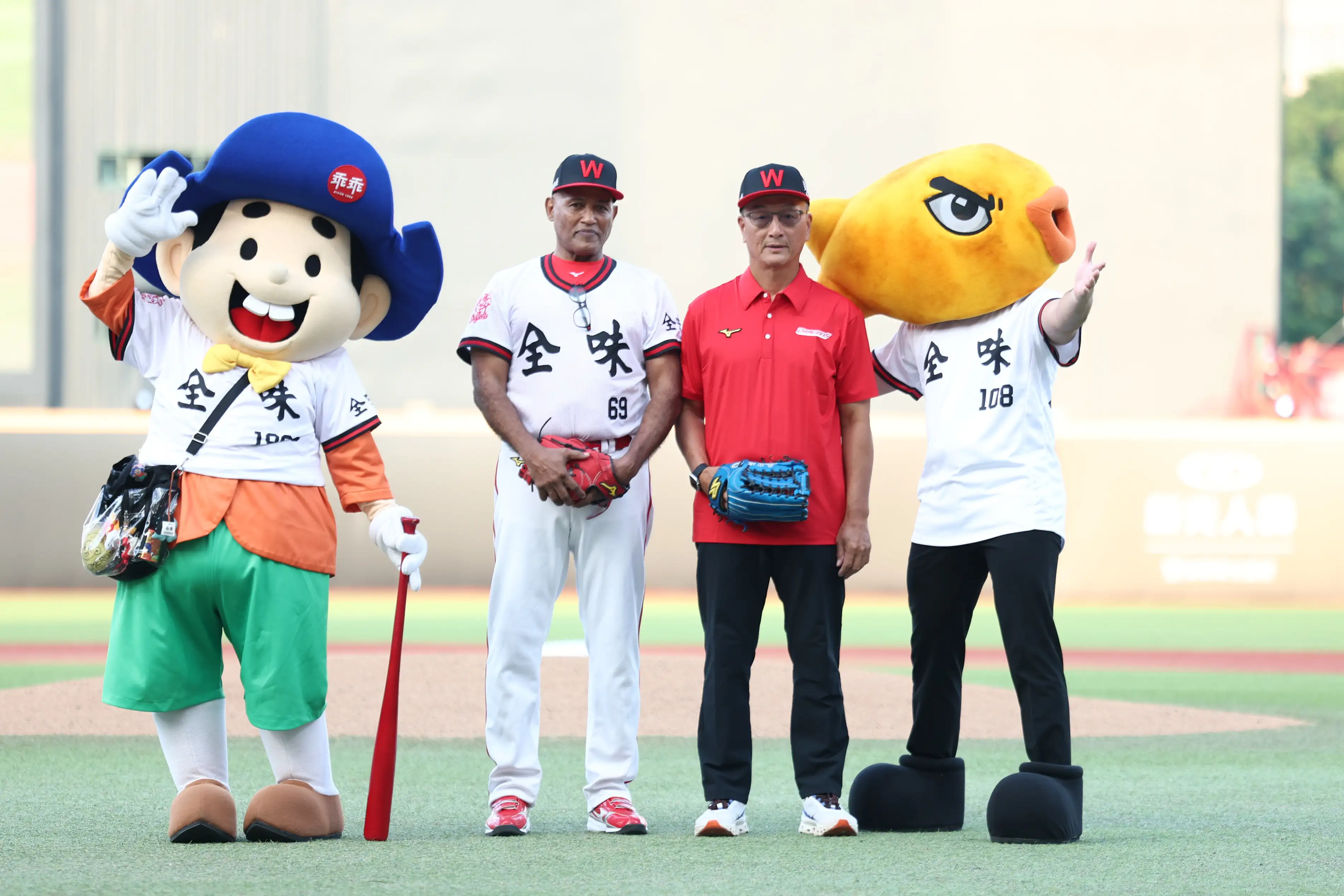 乖乖和香魚君雙IP登上紅土,和開球嘉賓味全龍傳奇OB大帝士(左)和教練黃煚隆(右)共同合影,為復古日打開序幕。(圖/乖乖提供)