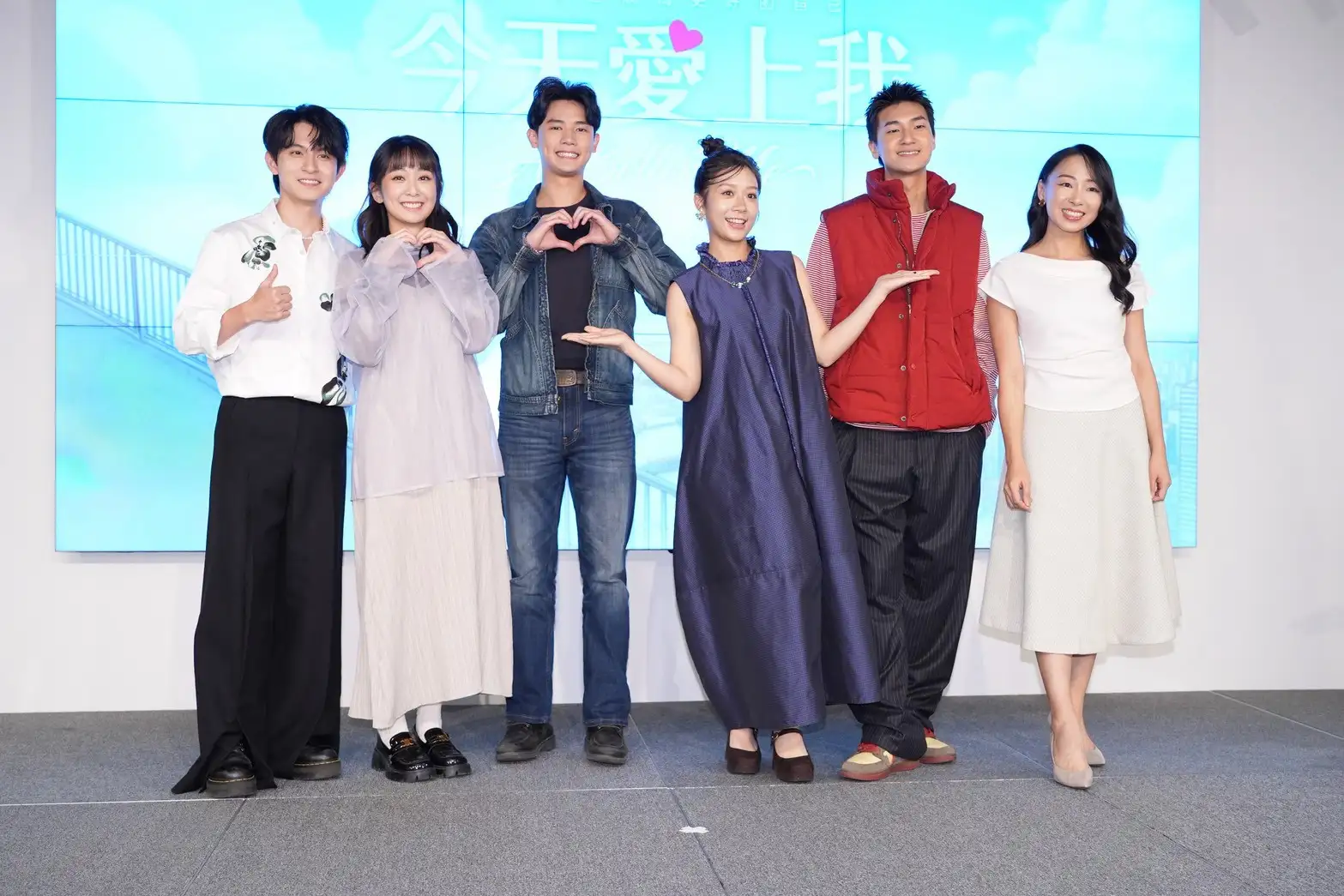 演員謝展榮、安乙蕎、裴子齊、杜蕾、林暉閔與鄭穎出席戲劇《今天愛上我》首映記者會。(圖/記者許方正攝)