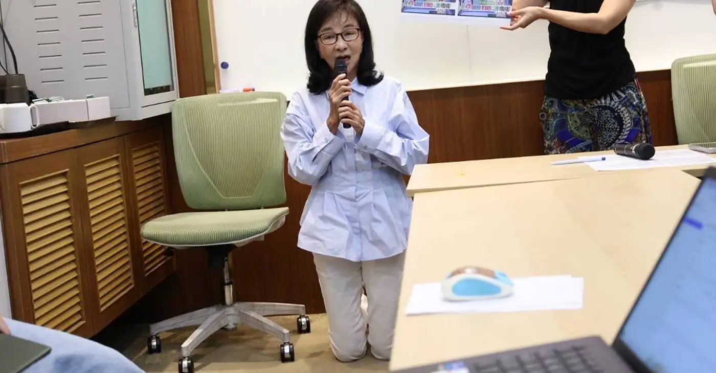 張淑娟不滿二審輕判痛哭下跪。（圖／讀者提供）