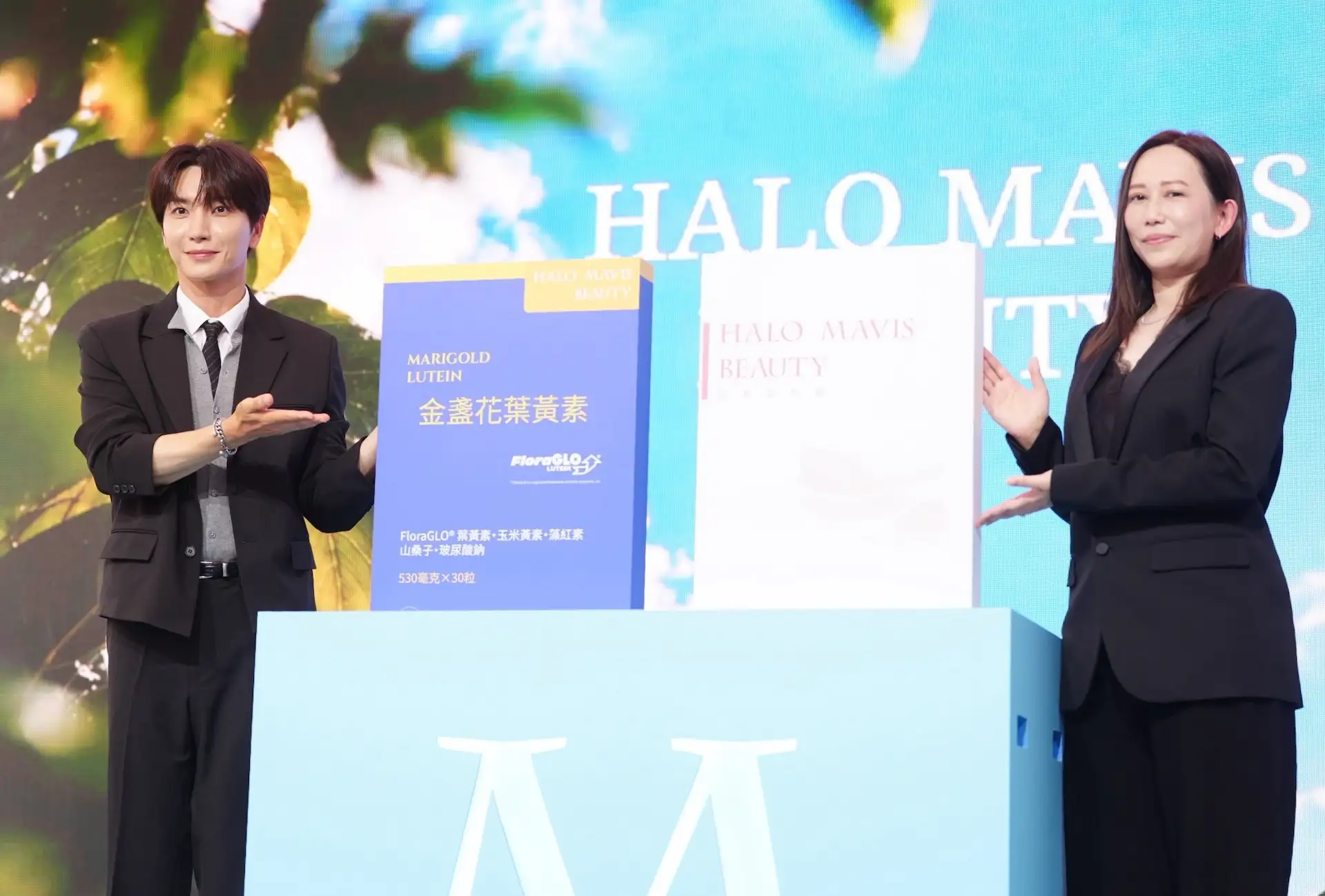 利特（左）擔任Mavis瑪菲司新品代言人。（圖／記者陳明中攝）