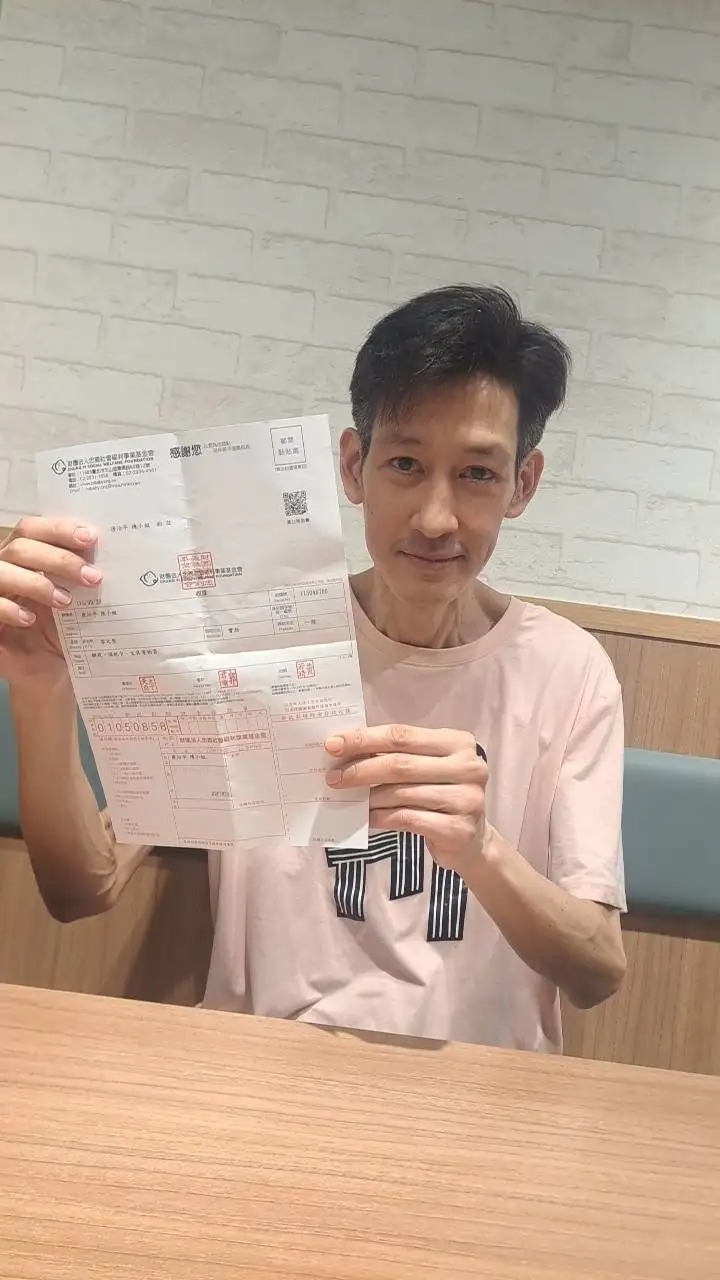 唐治平做公益捐贈物資給育幼院童。（圖／唐治平提供）