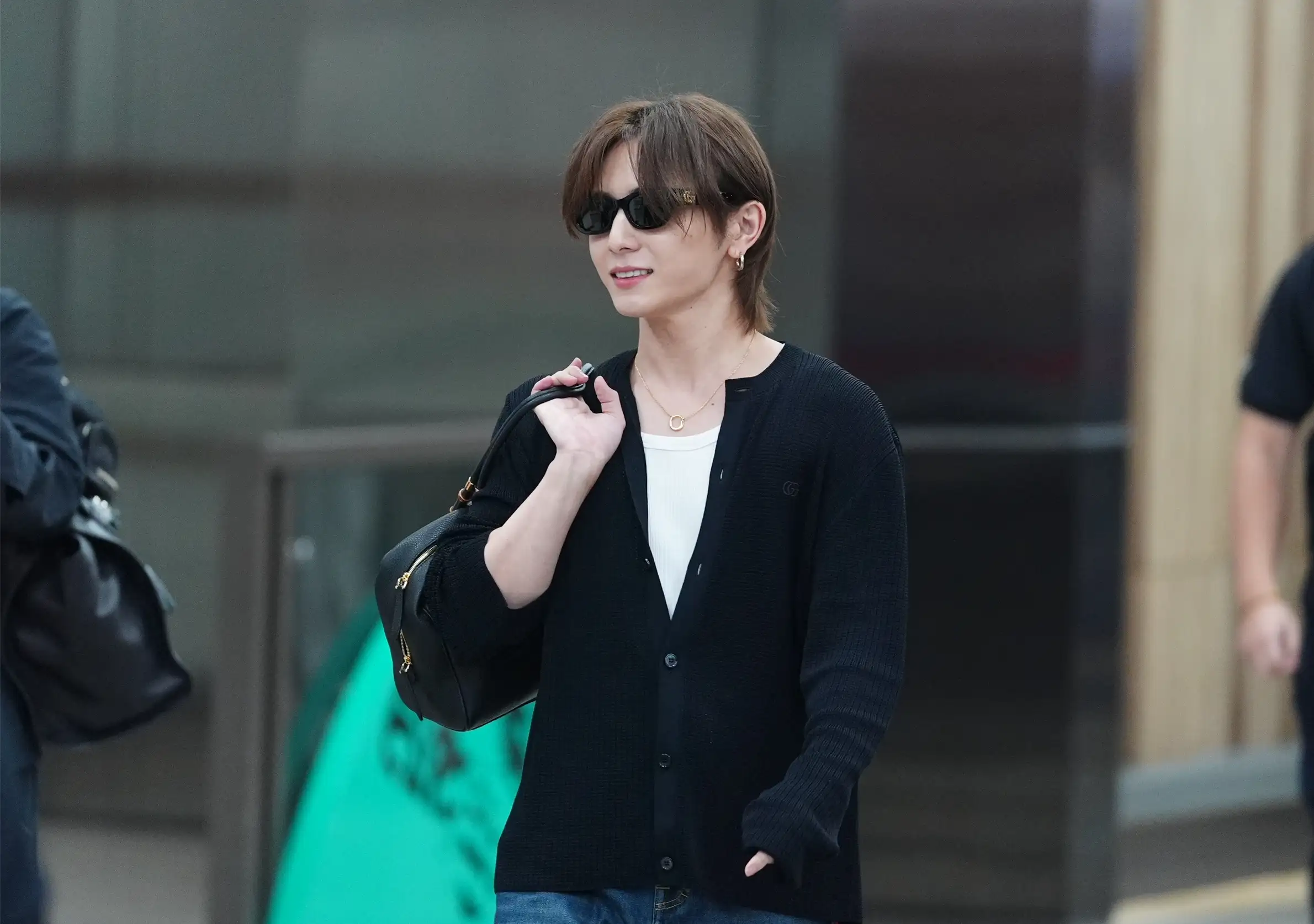 山田涼介一走出機場大廳,粉絲就瘋狂尖叫。(圖/記者陳明中攝)