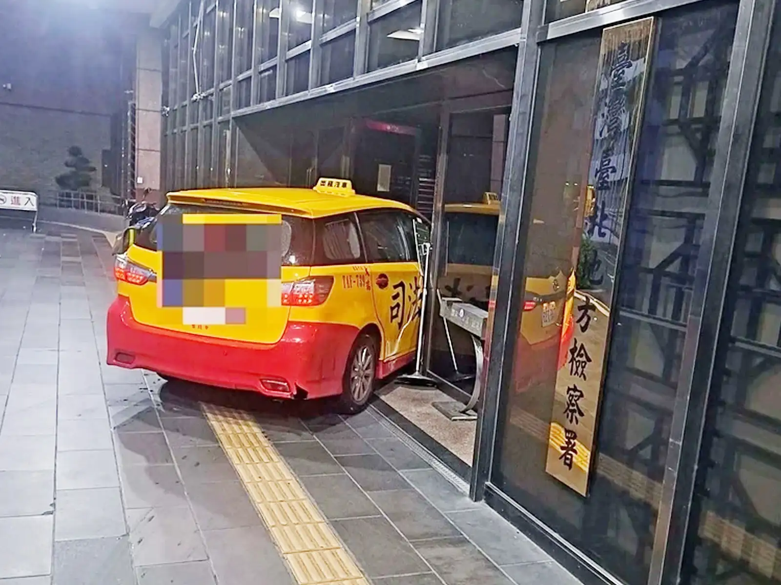 計程車司機撞北檢大門車上是否放台北直直撞。(圖/翻攝畫面)
