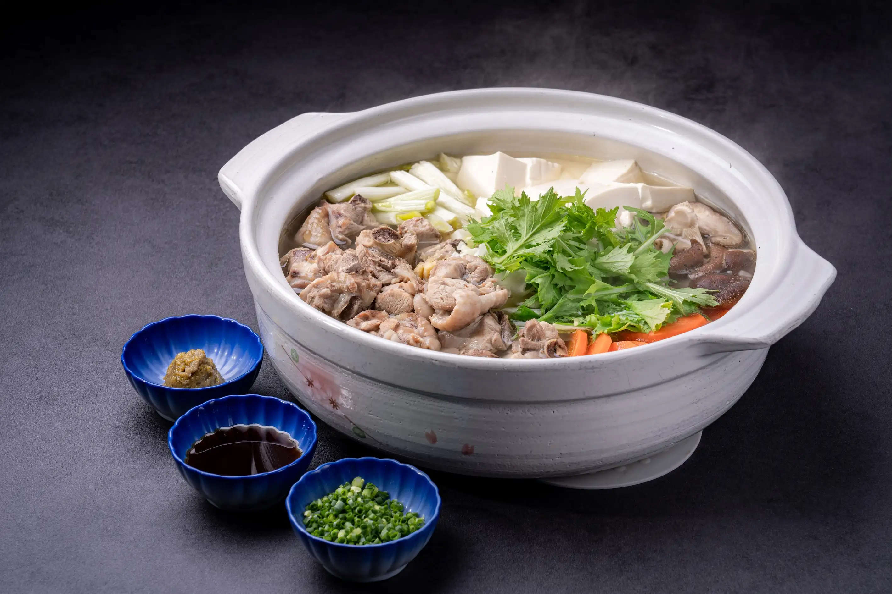 主廚團隊也帶來「水炊鍋」等傳統鍋物。(圖/大倉久和大飯店提供)