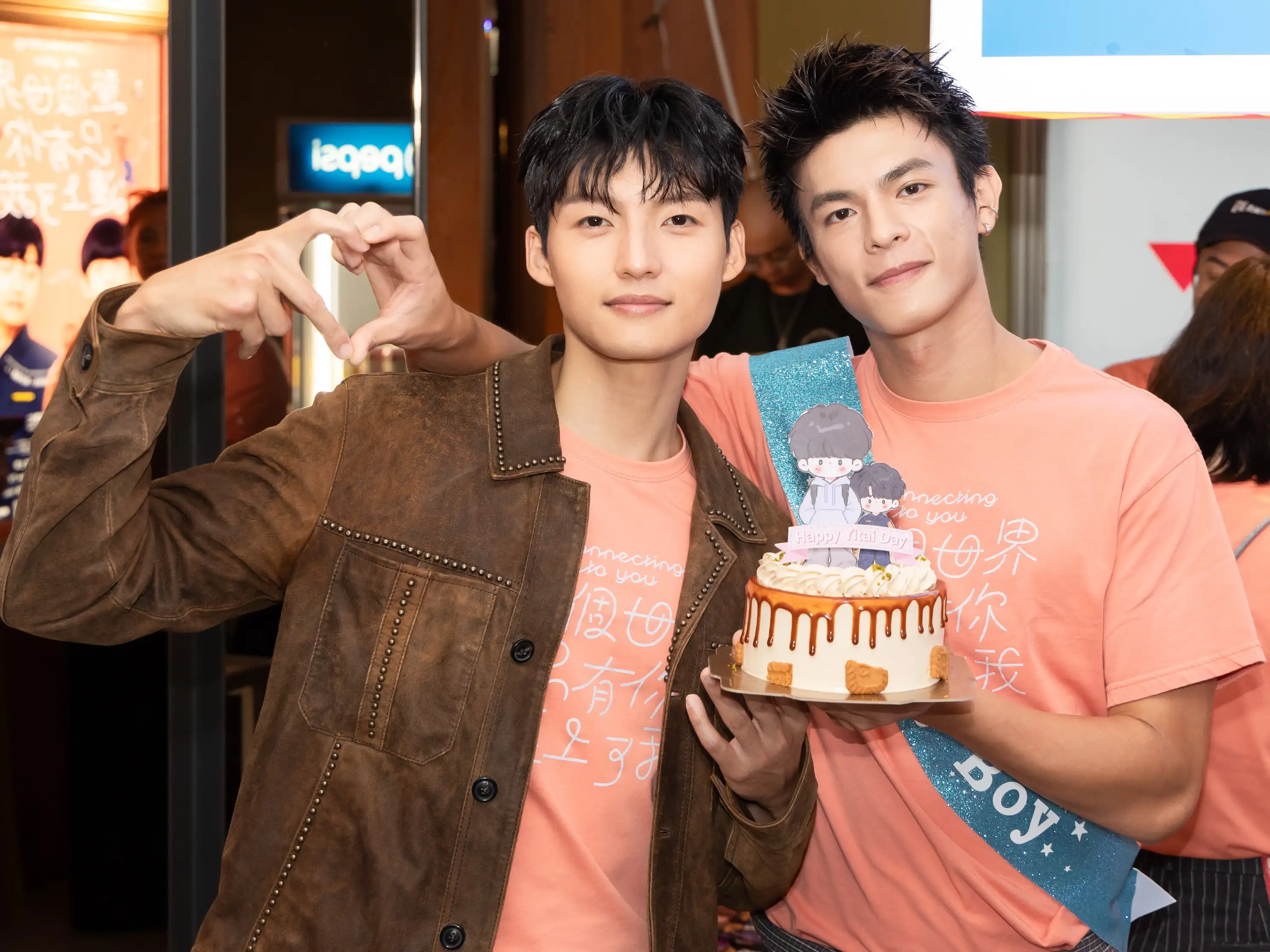 劉育仁(左)幫邱以太組CP。(圖/瀚草文創提供)