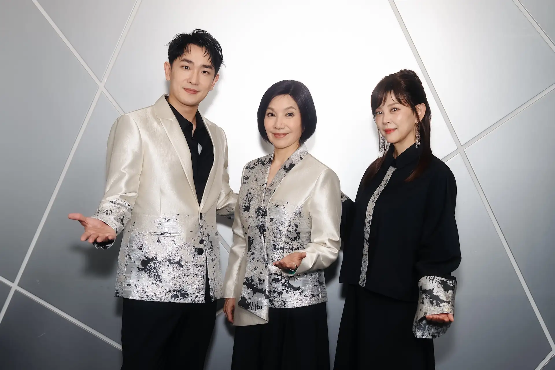 陳謙文(左起)、唐美雲、方馨合體演出。(圖/潘怡良提供)