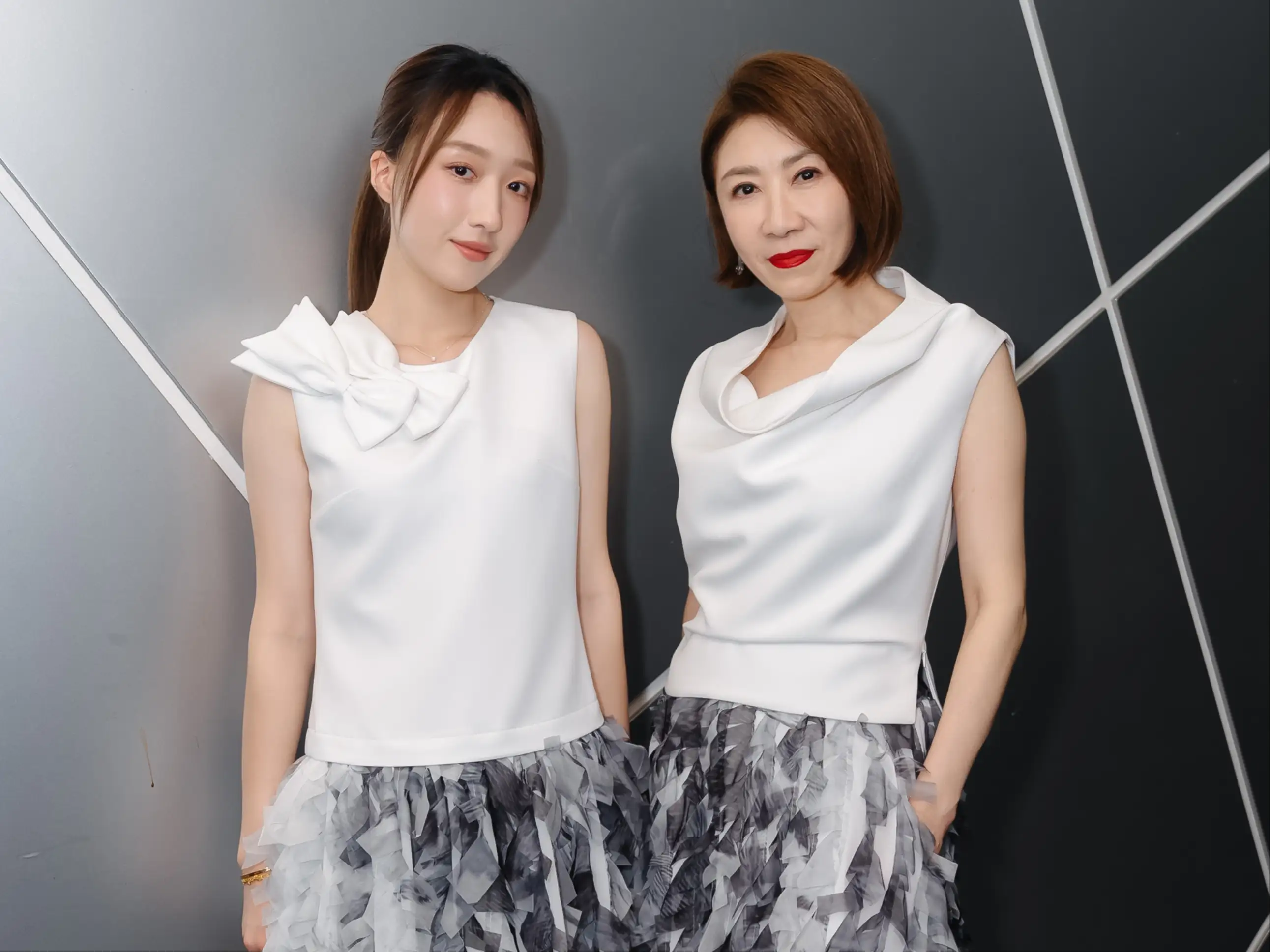 李翊君(右)和女兒王敏淳穿上同一塊布設計出的服裝。(圖/潘怡良提供)