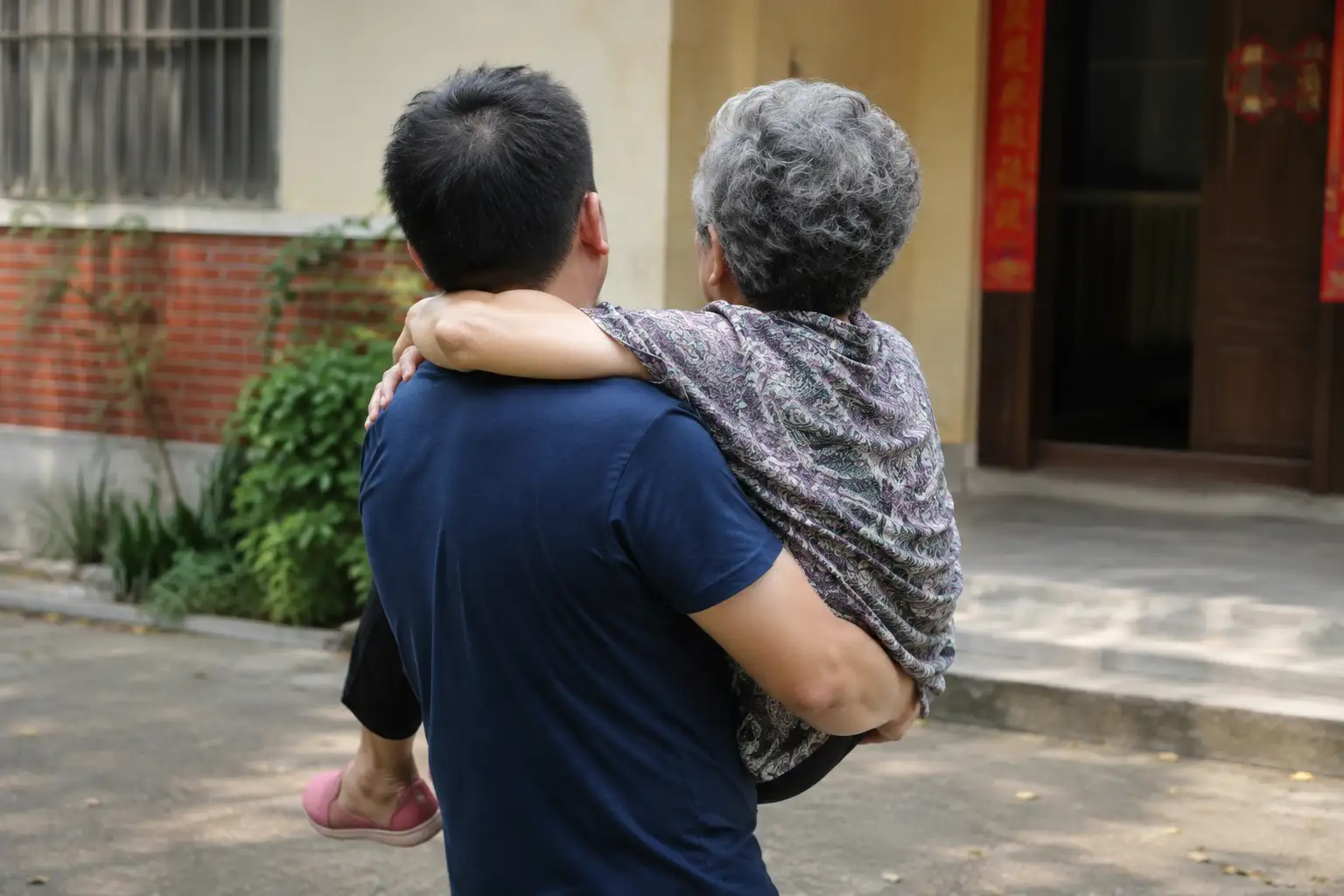 基隆74歲老婦遭「鄰居性侵」(圖/AI生成示意圖)