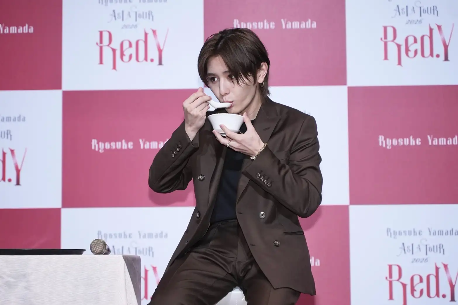 山田涼介在記者會大嗑鹹豆漿,一口接一口看得出真的餓了。(圖/娛樂中心)