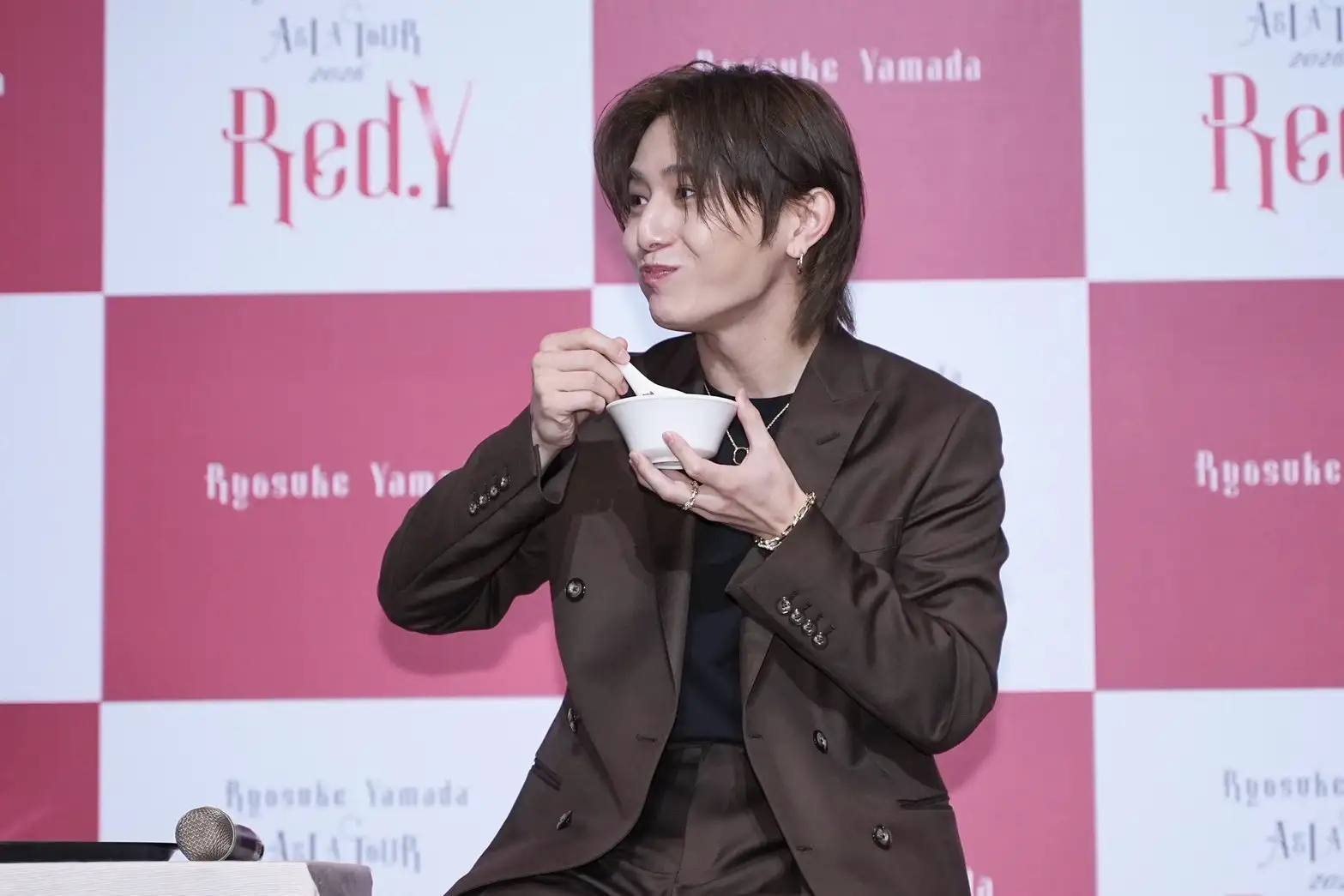 山田涼介吃鹹豆漿大讚超好吃,表情相當可愛。(圖/娛樂中心)