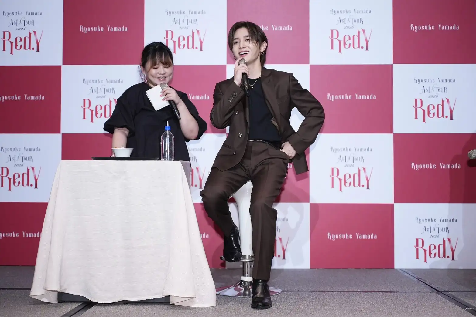 山田涼介被稱讚帥氣外貌,露出害羞表情。(圖/娛樂中心)