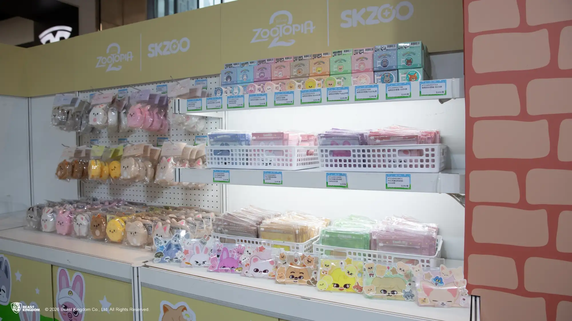 Stray Kids 快閃店推出磁吸迷你燈箱、限定貼紙卡包,兩款都是台灣限定商品。(圖/野獸國提供)