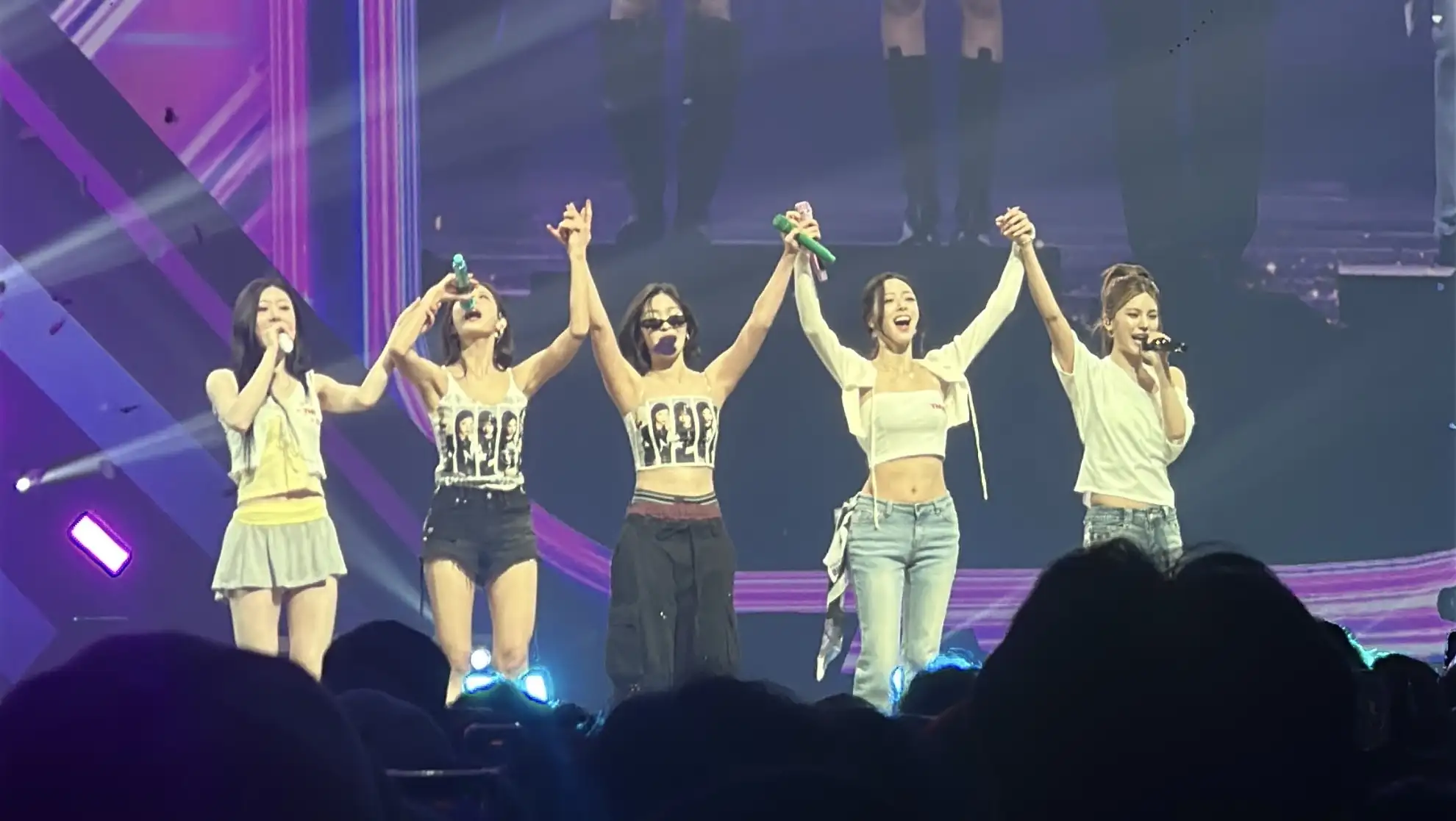 ITZY 在台北小巨蛋開唱,台下MIDZY熱情讓成員們都感動。(圖/讀者提供)