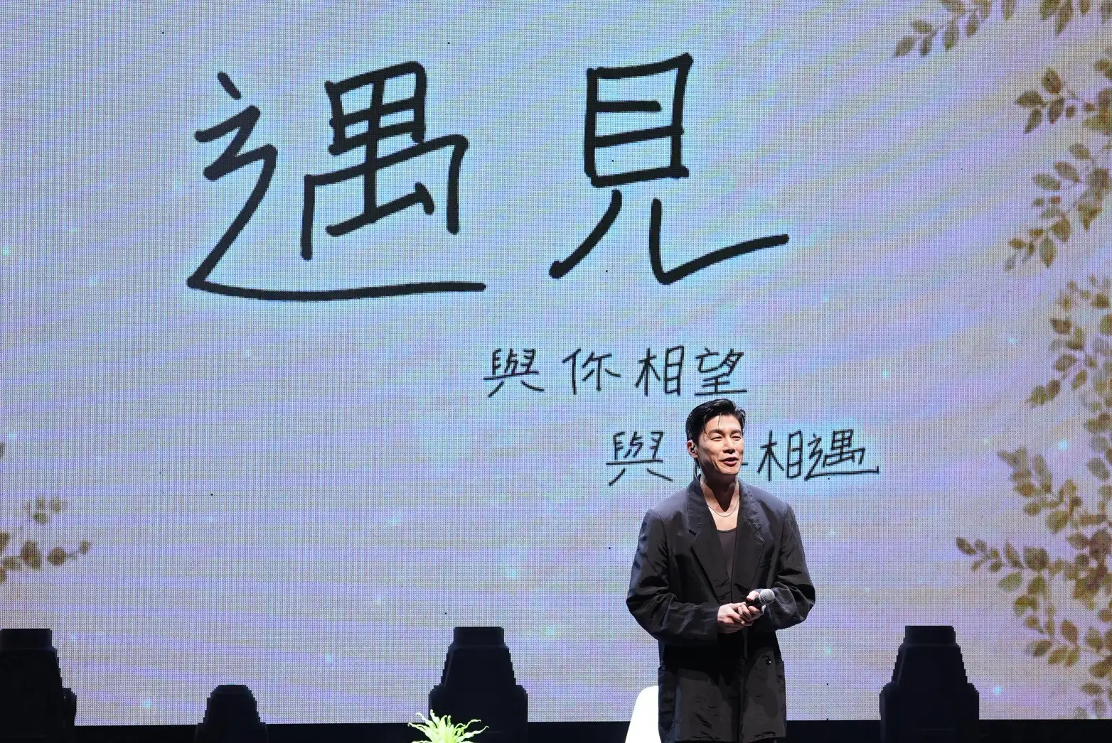 金武烈大方放送飯撒，抱抱、手指愛心都來者不拒，誠意滿滿。（圖／記者許方正攝）