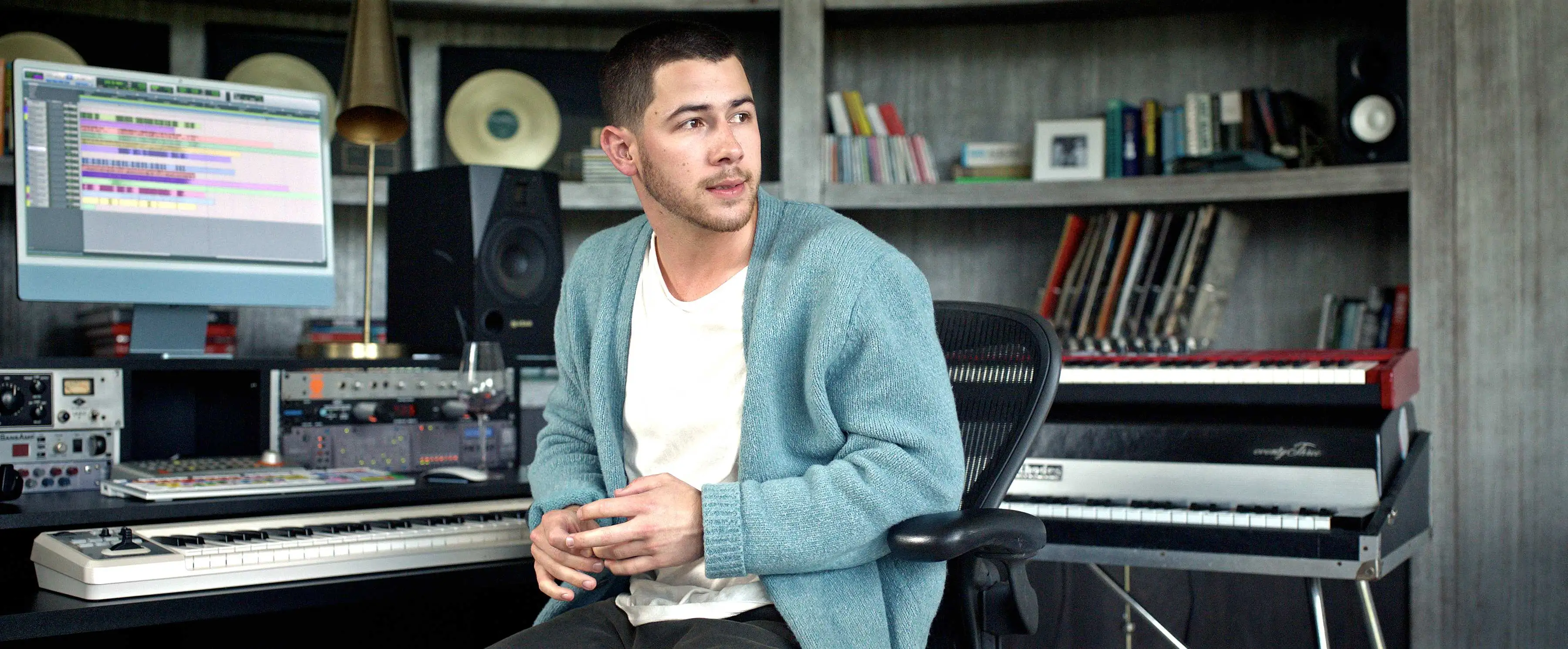 美國歌手尼克強納斯在《被偷走的情歌》飾演過氣歌手。(圖/海鵬提供)