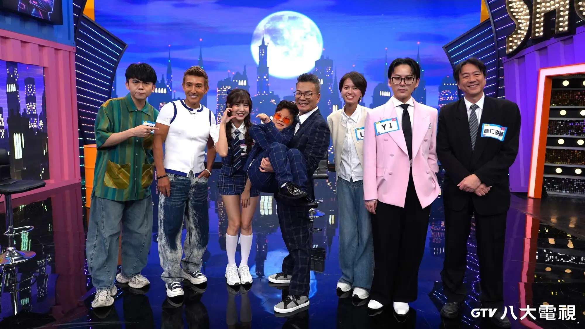《百分百娛樂》推出「複製人2.0」主題，主持人沈玉琳（右四）、來賓潘若迪、黃豪平與明星臉觀眾齊聚棚內。（圖／八大提供）