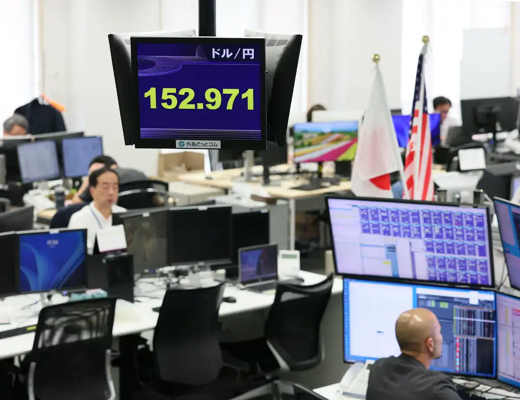 日本東京外匯交易室電子看板顯示美元兌日圓匯率,8日來到152.971日圓。(圖/達志影像提供)