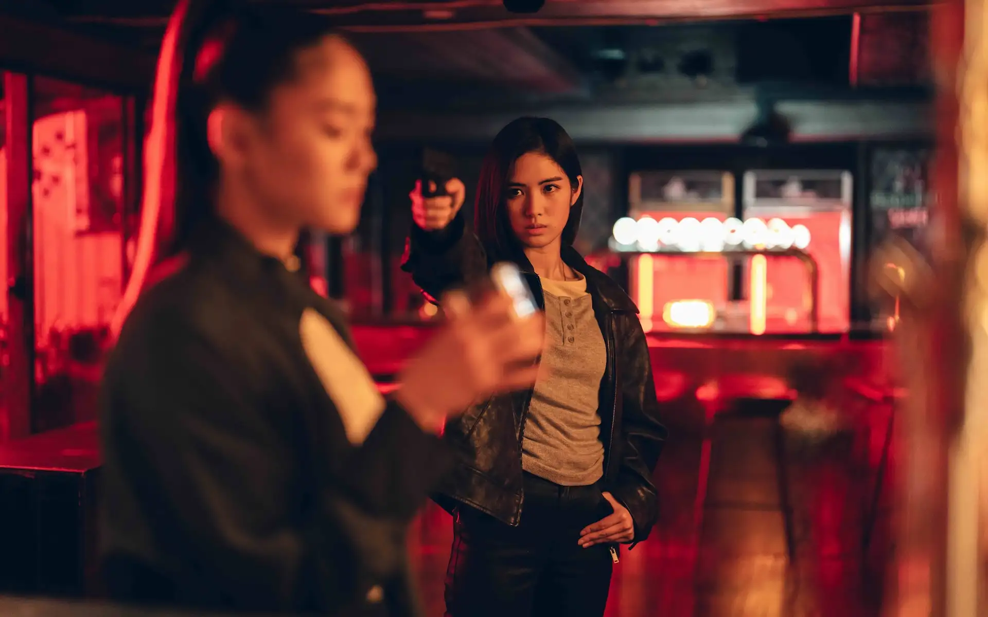雷嘉汭《黑白清道夫》挑戰高強度近身搏鬥。(圖/Netflix提供)