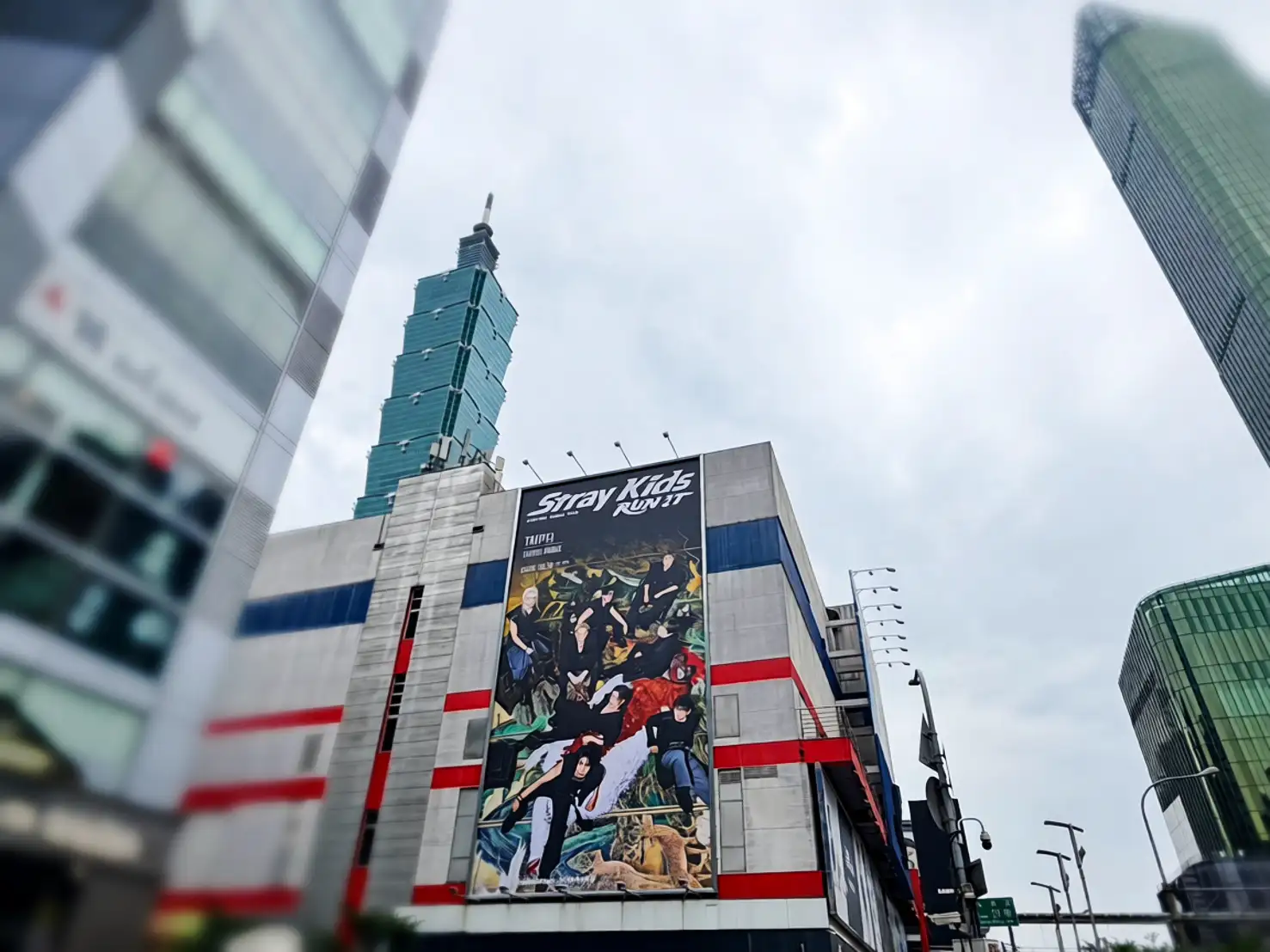 信義區突上 Stray Kids 超巨型看板引熱議。（圖／Live Nation Taiwan提供）