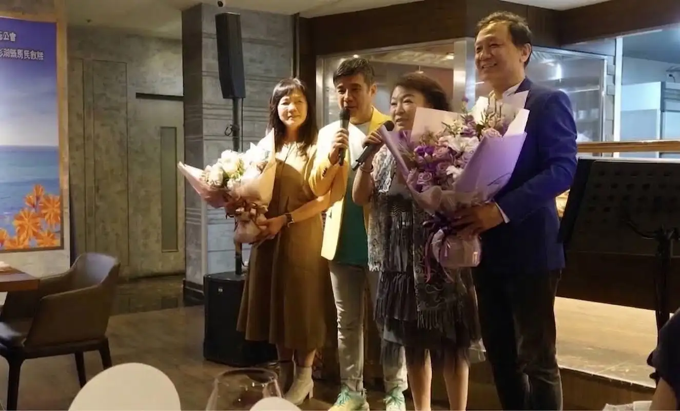 葉佳修（左二）和張琴（右二）獻花給全國建築師公會理事長崔懋森夫婦。（圖／全國建築師公會提供）.jpg